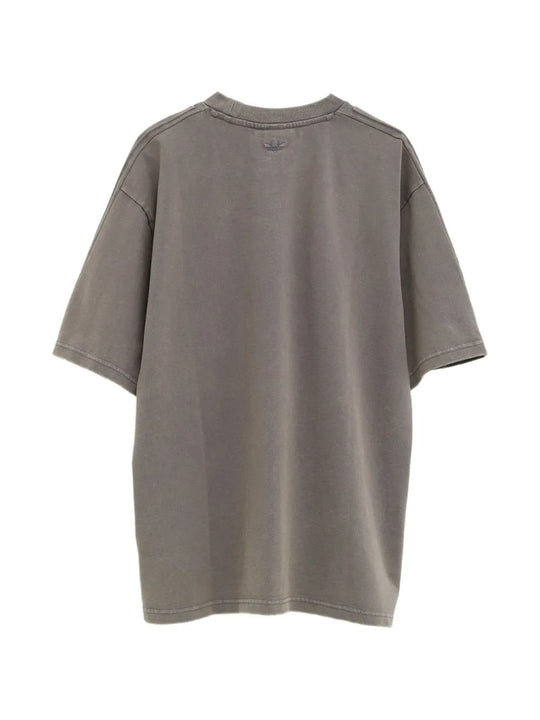 Grey t-shirt, back view