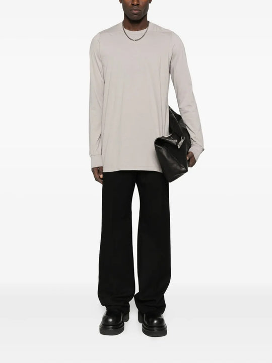 White t-shirt, full body view