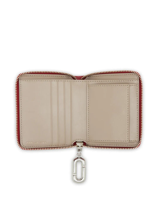 Red accessories, front view