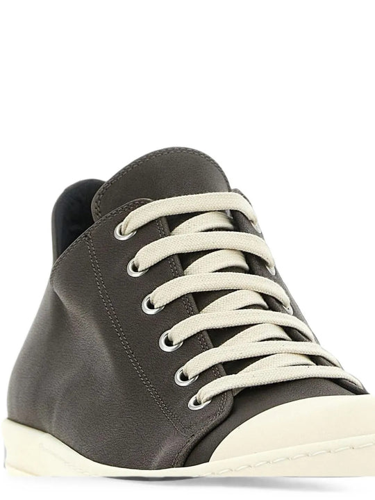 Black shoes, front view