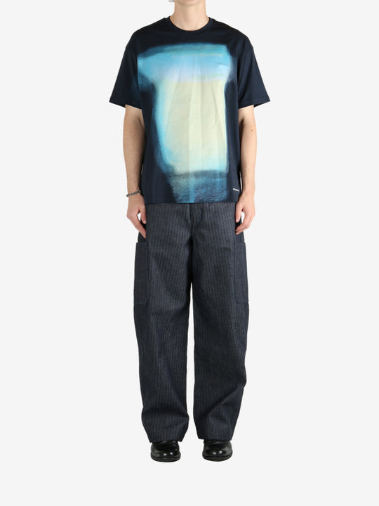 Blue t-shirt, full body view