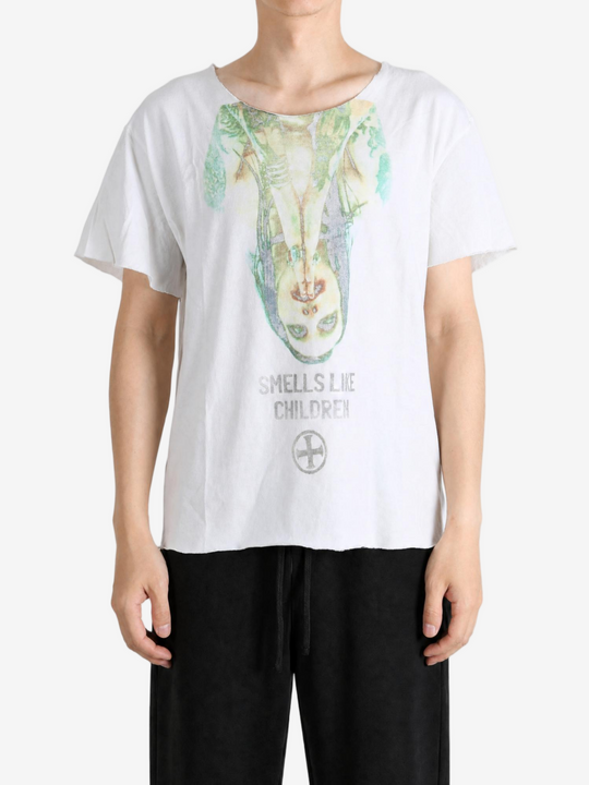 White t-shirt, full body view