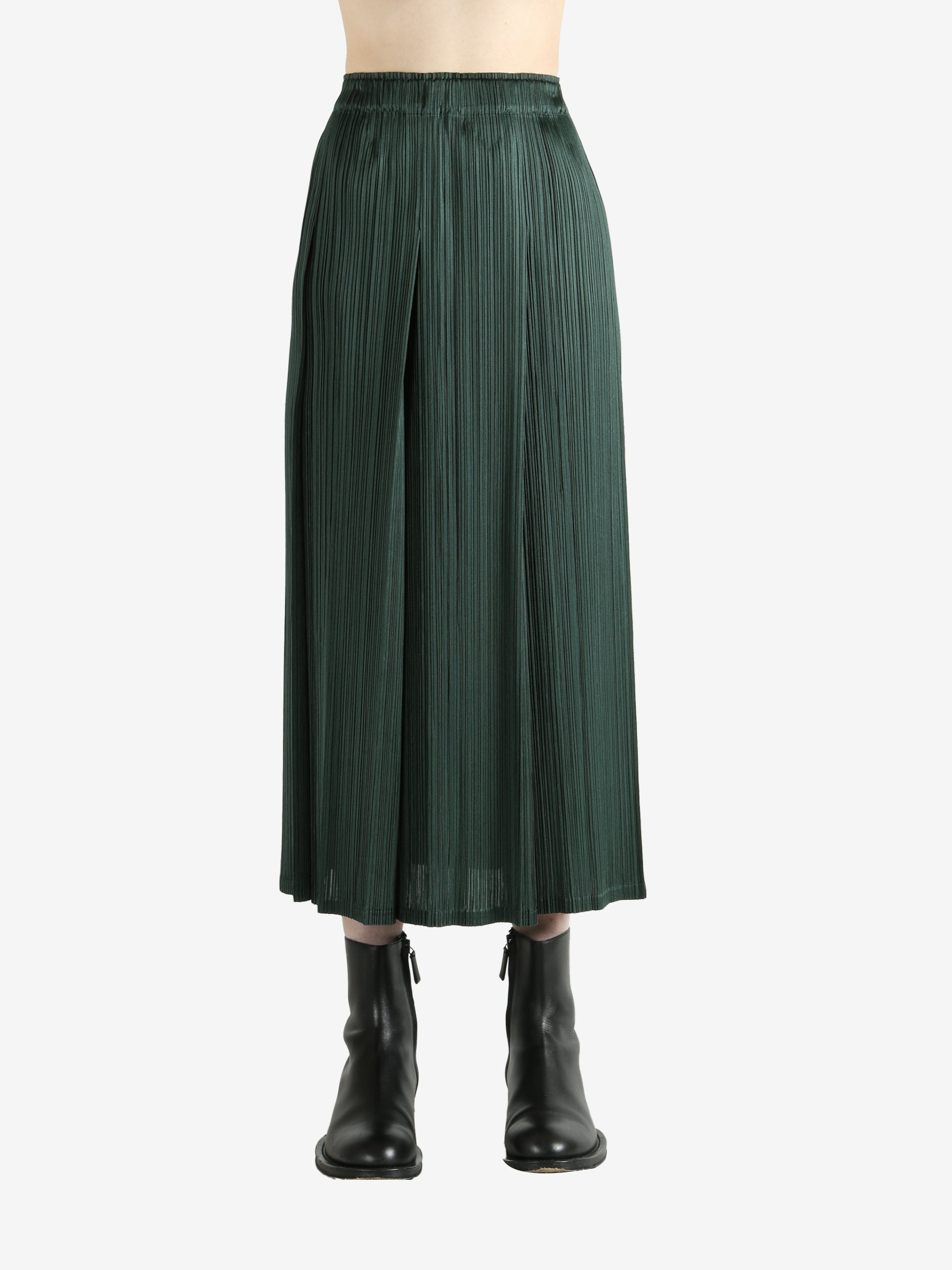 Green skirt worn by a person, showing the skirt's fit
