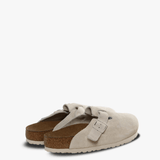 White sandals,back view