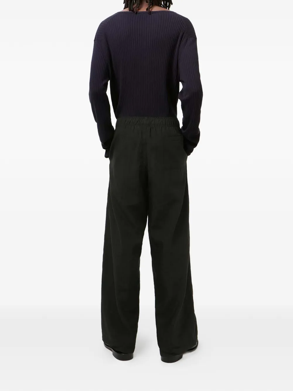 black pants,full body view