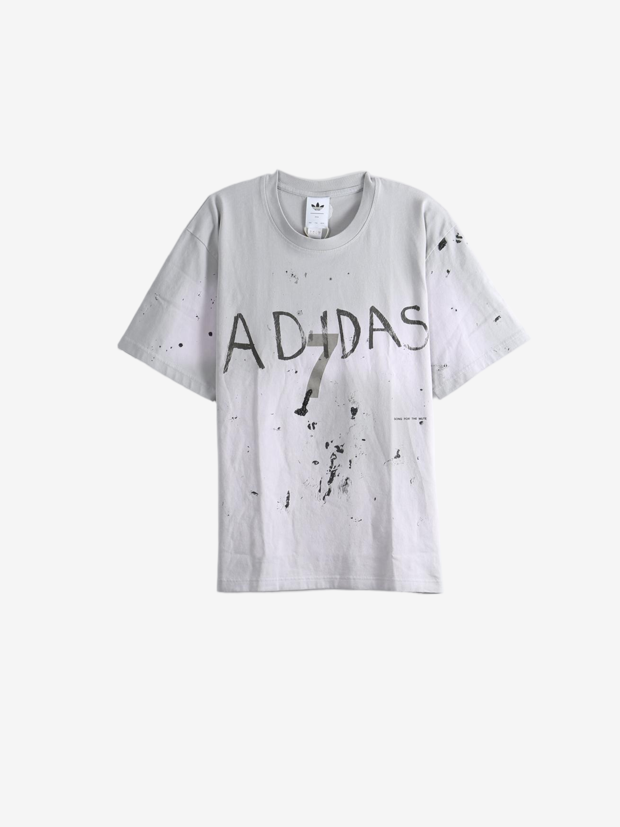Grey t-shirt, front view