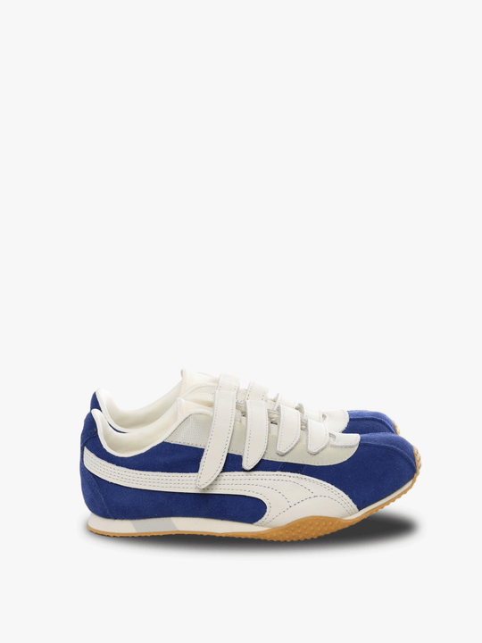 blue sneakers,front view