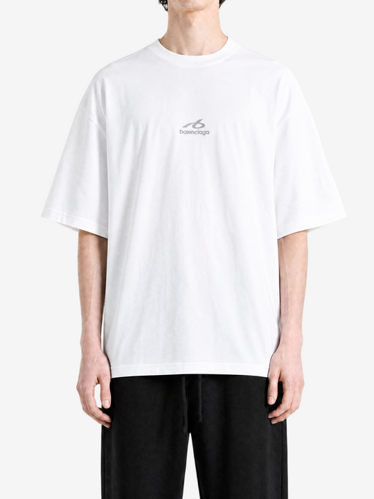 White t-shirt, full body view