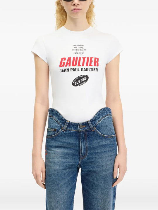 White t-shirt, full body view
