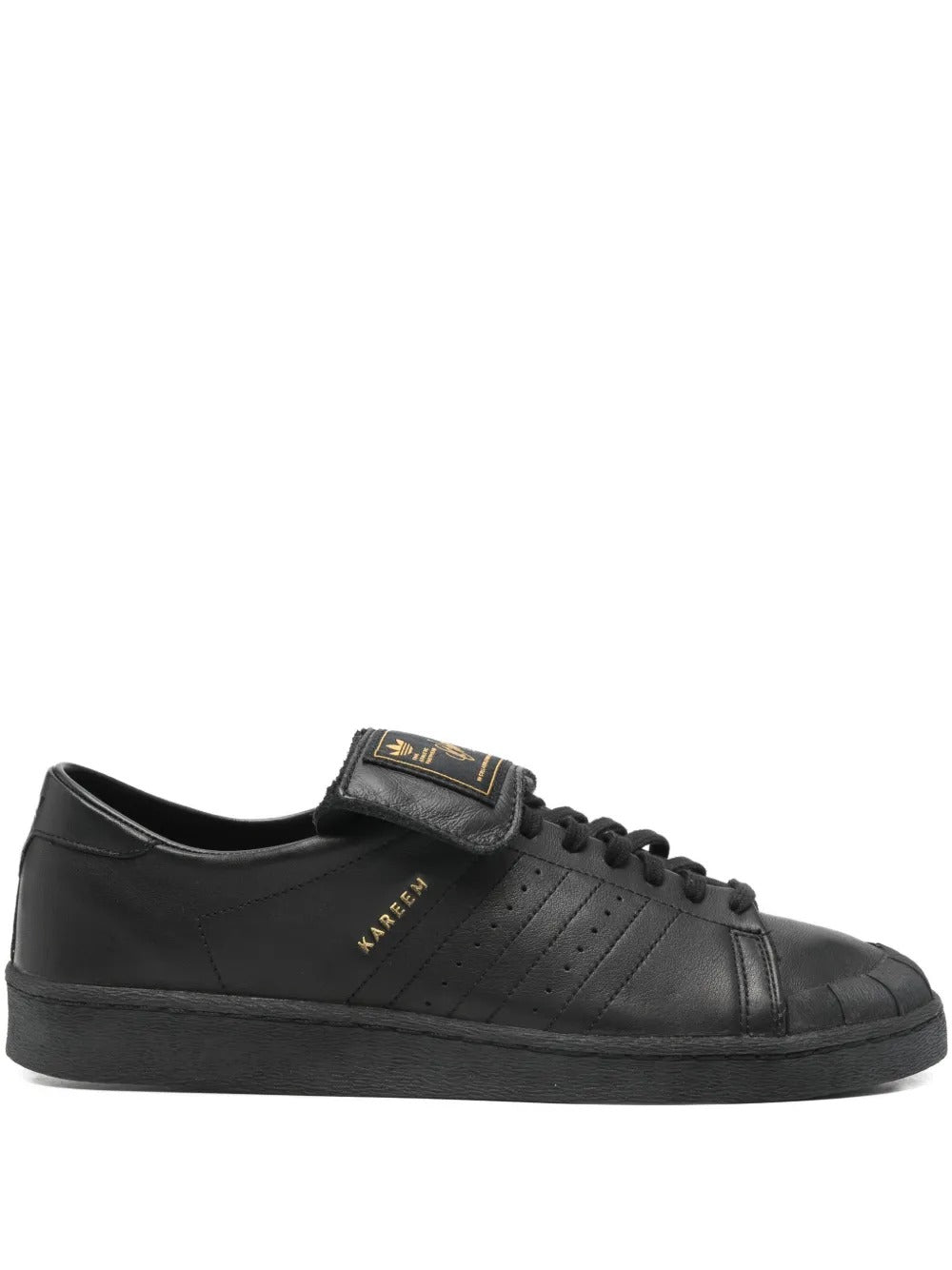 Black shoes, front view