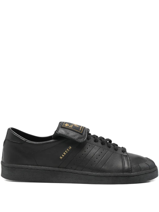 Black shoes, front view