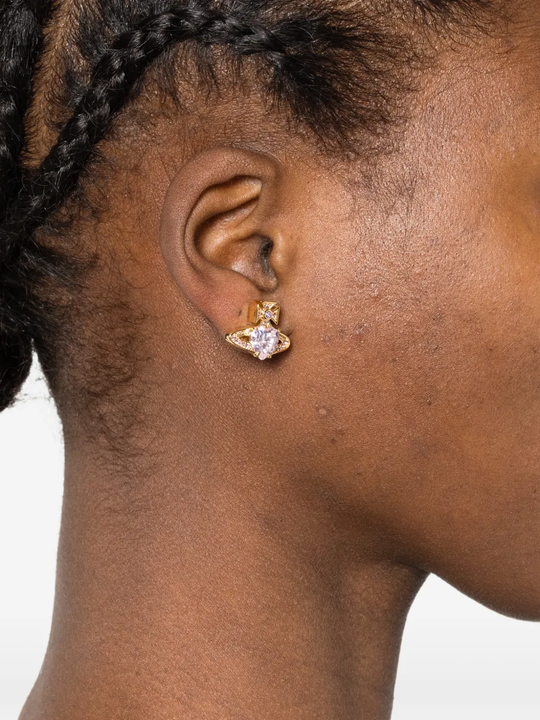 Yellow jewelry worn by a person, showing the yellow jewelry's fit