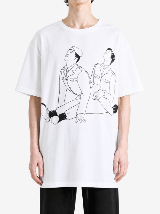White t-shirt, full body view