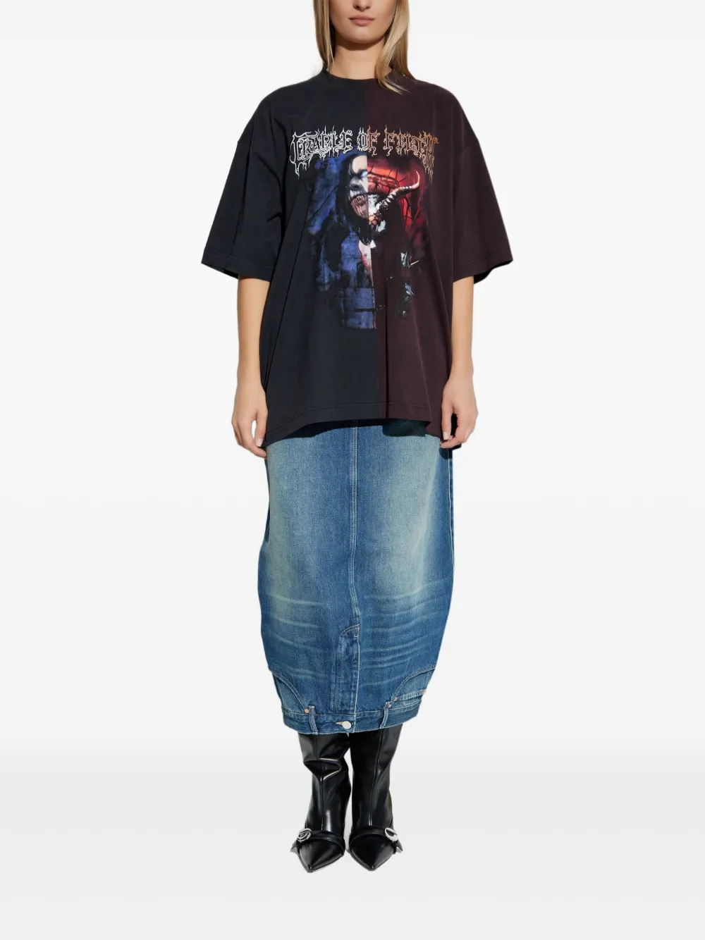 Black t-shirt,full body view