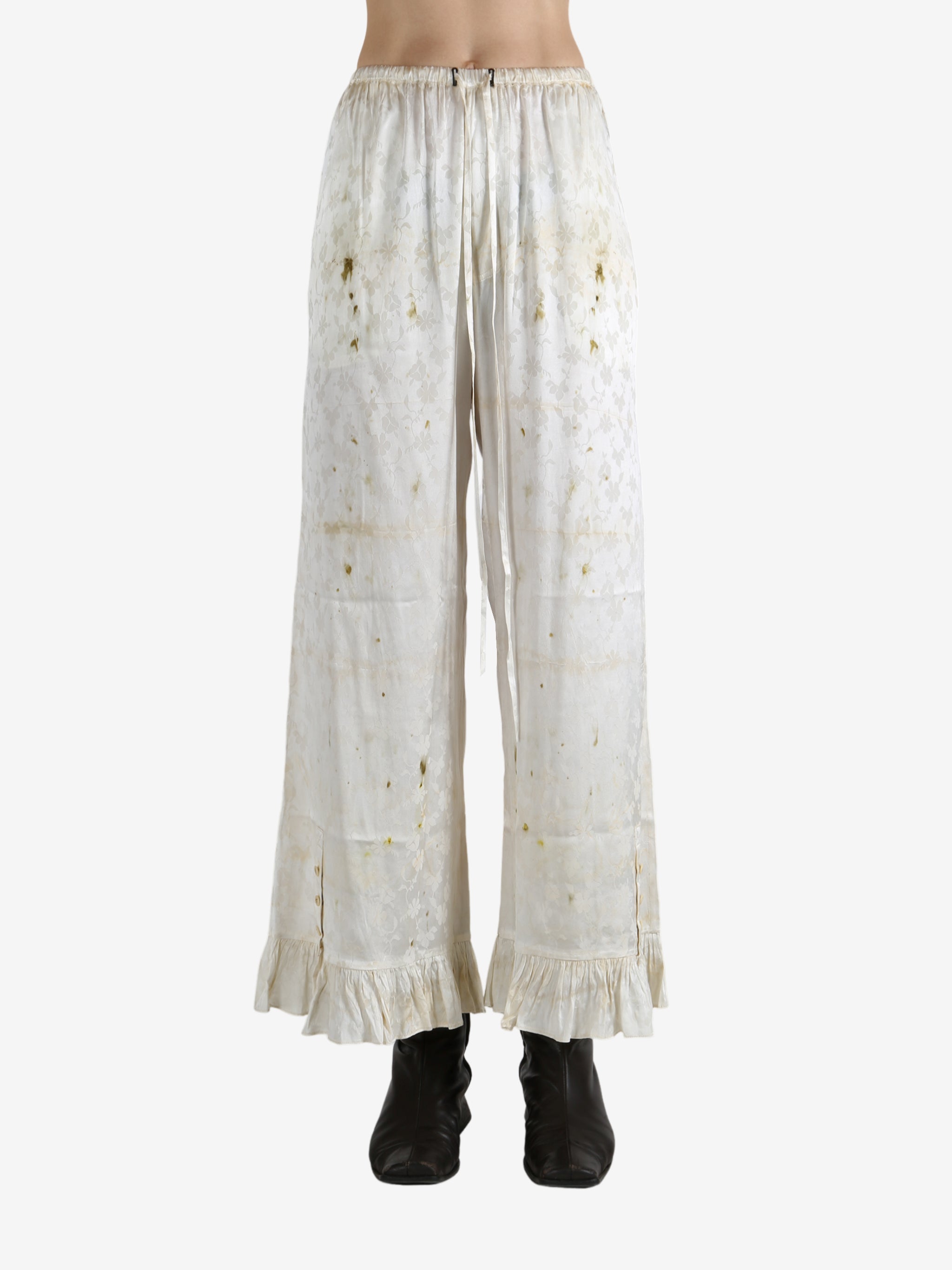 White pants worn by a person, showing the pants's fit