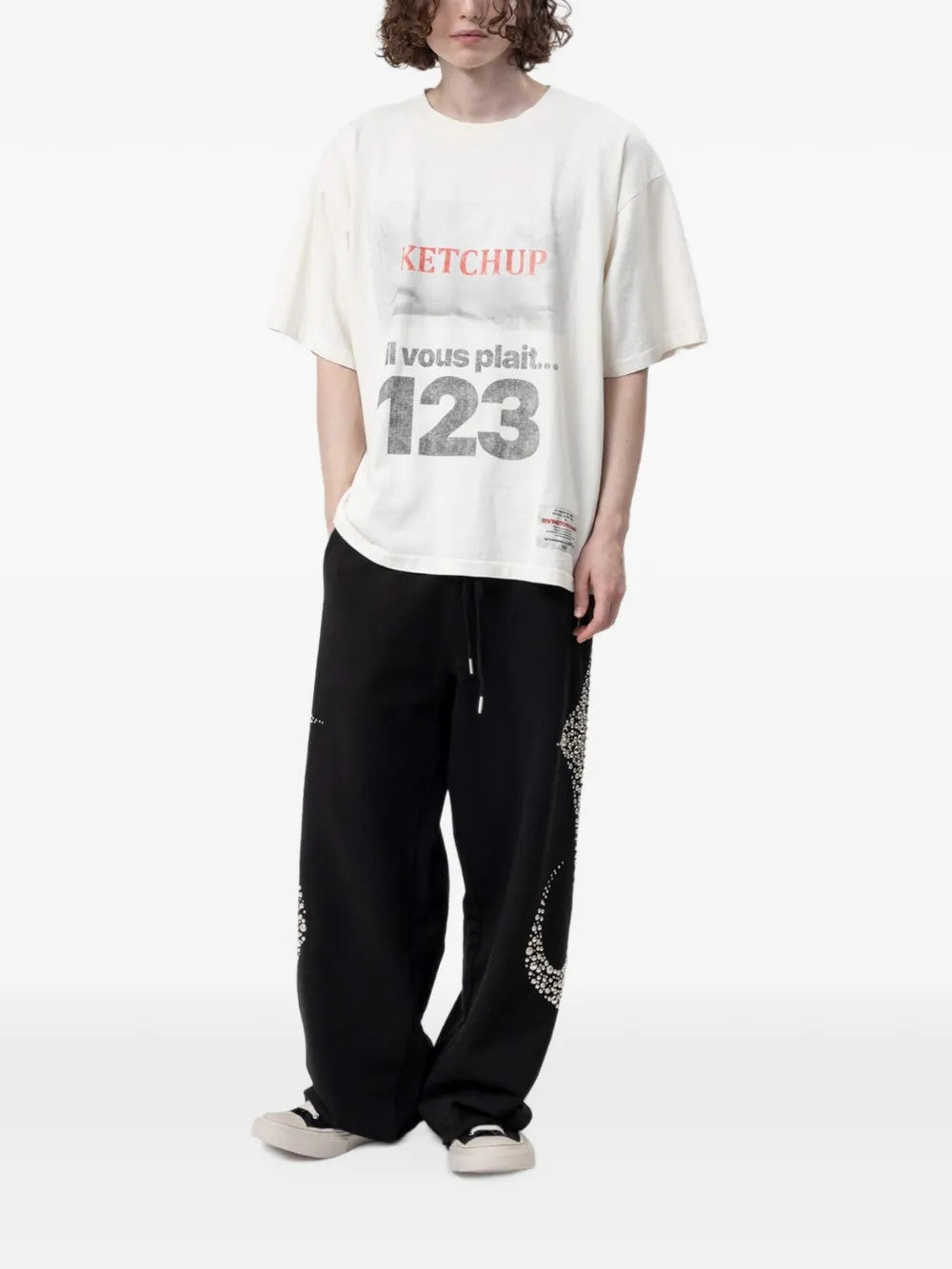 White t-shirt, full body view