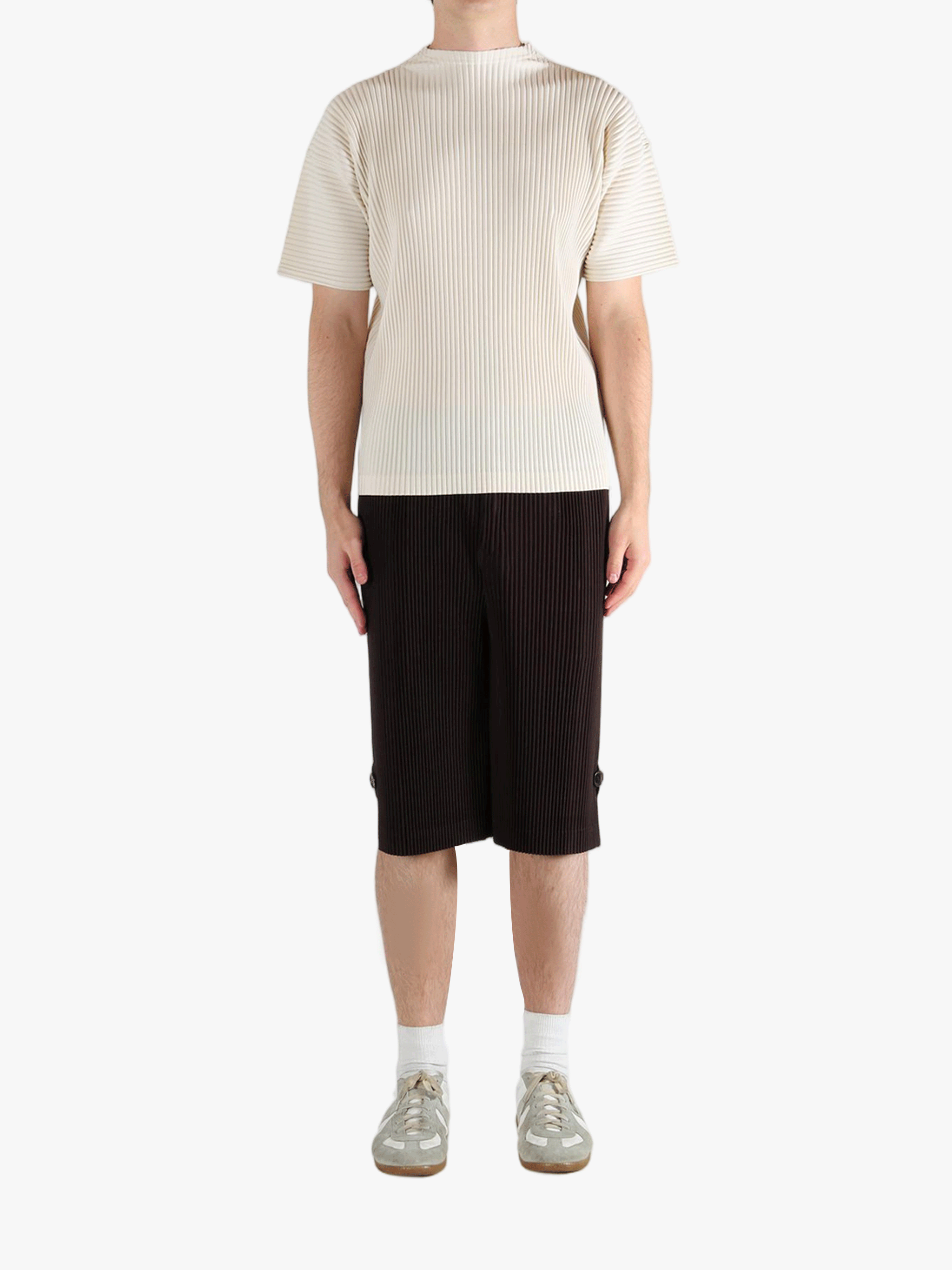 White t-shirt, full body view