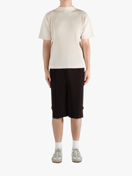 White t-shirt, full body view