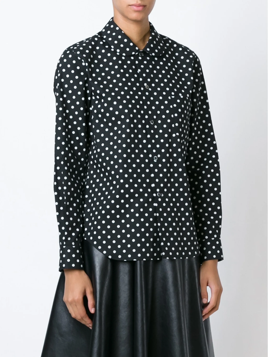Black shirt  worn by a person, showing the shirt's fit