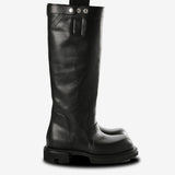 Black boot,front view