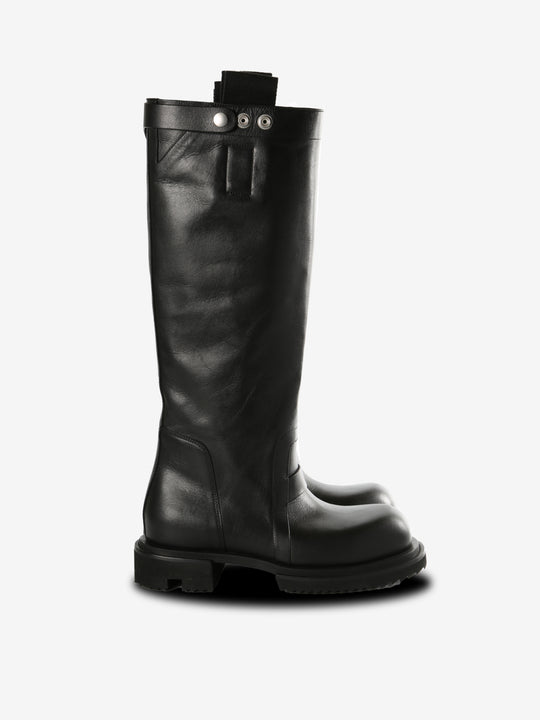 Black boot,front view