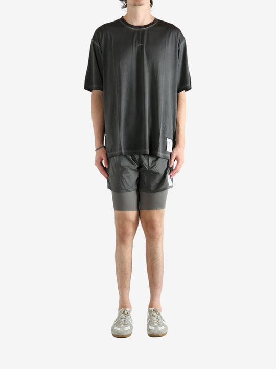 Black t-shirt,full body view