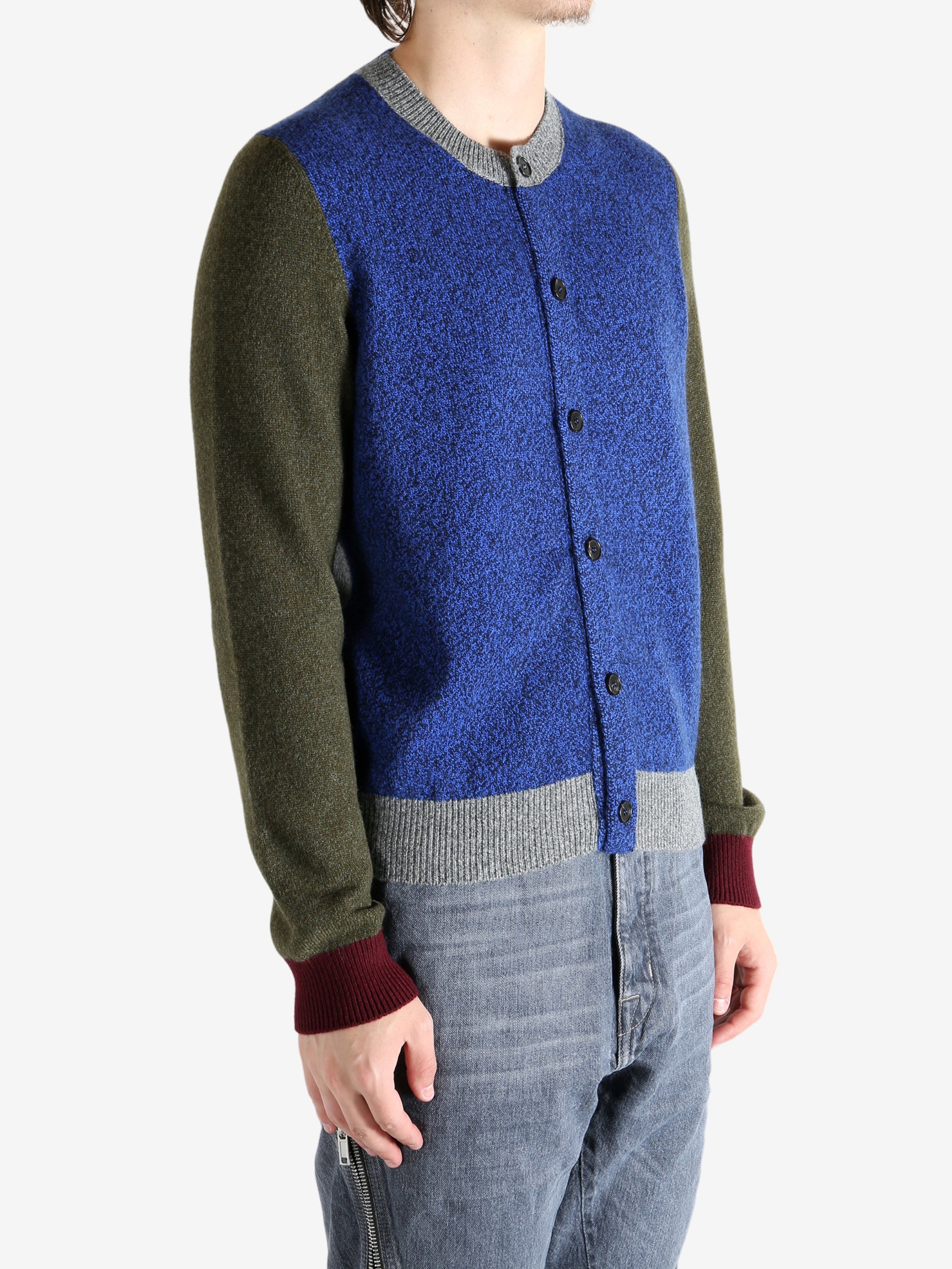 Blue sweat worn by a person, showing the sweat's fit