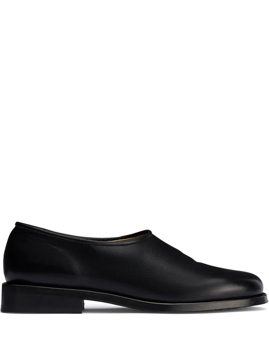 Black shoes, front view