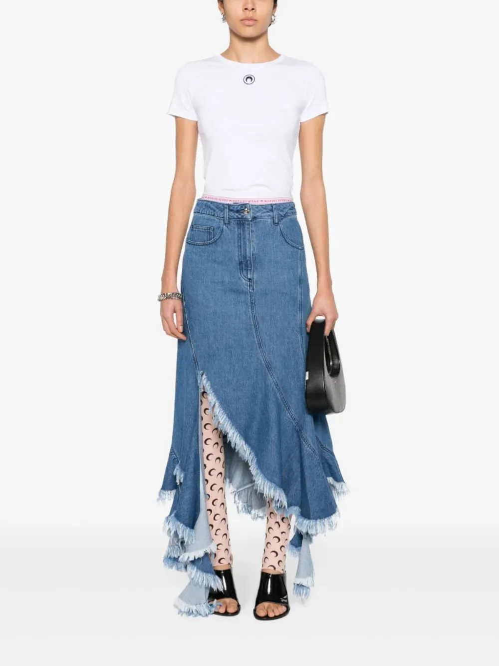 White t-shirt, full body view