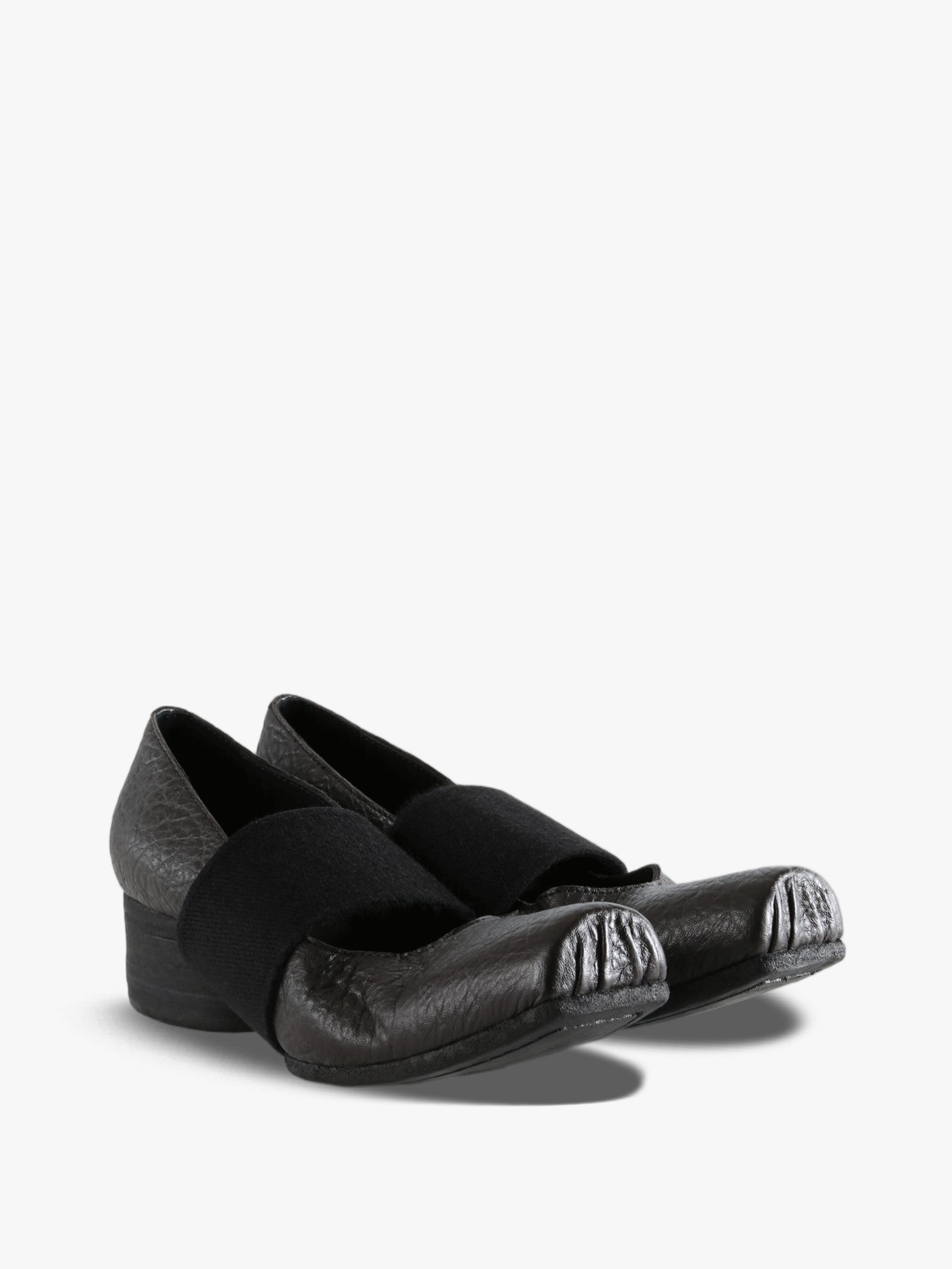 Black shoes, front view