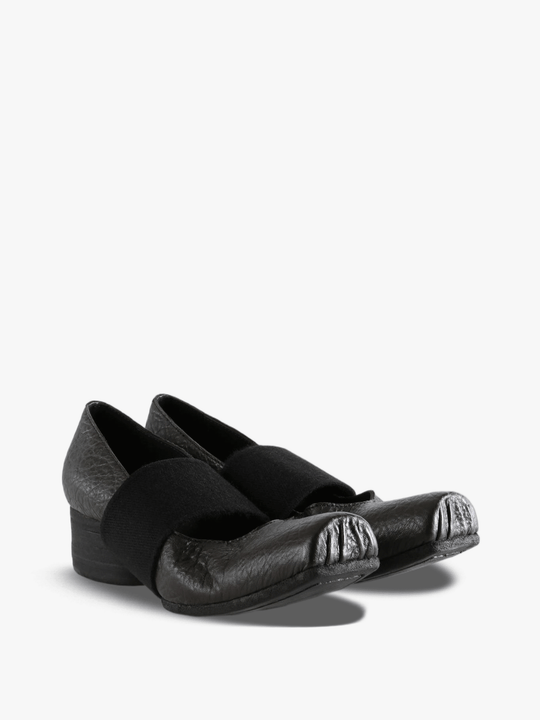 Black shoes, front view