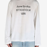 White tee worn by aperson, showing the tee's fit