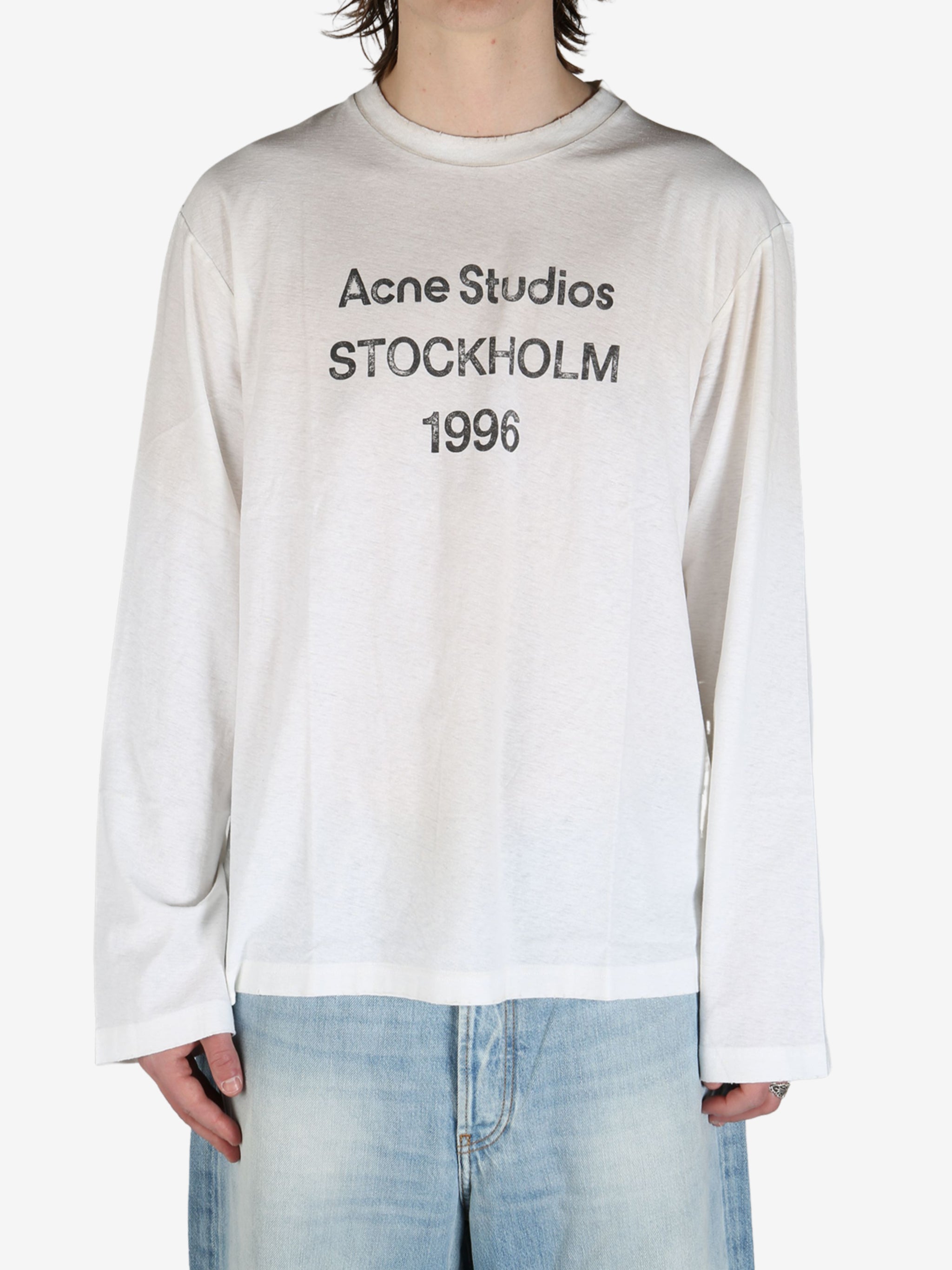 White tee worn by aperson, showing the tee's fit