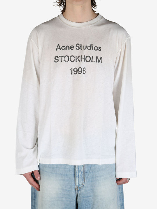 White tee worn by aperson, showing the tee's fit