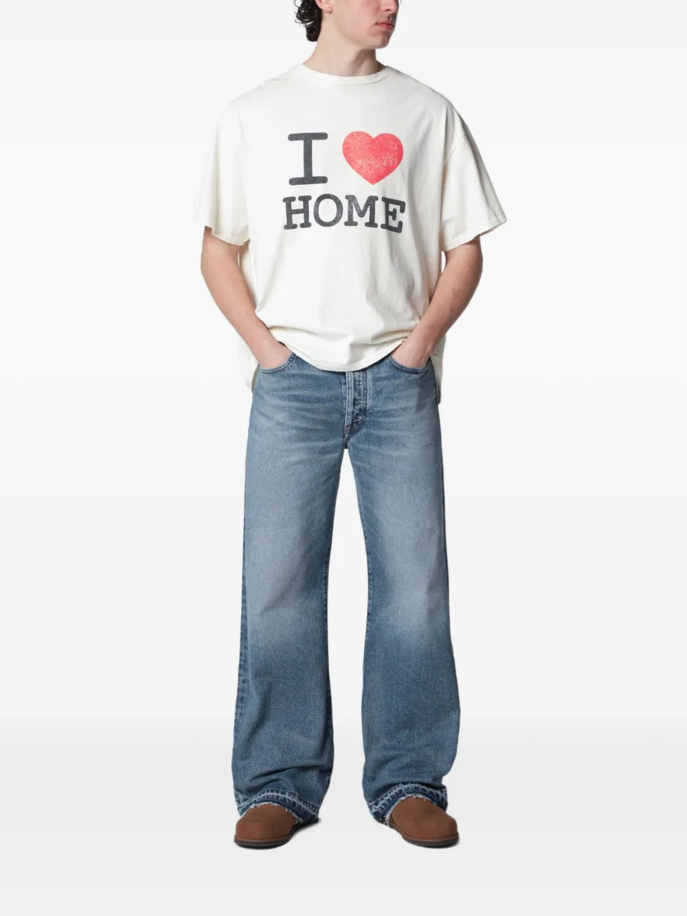 White t-shirt, full body view