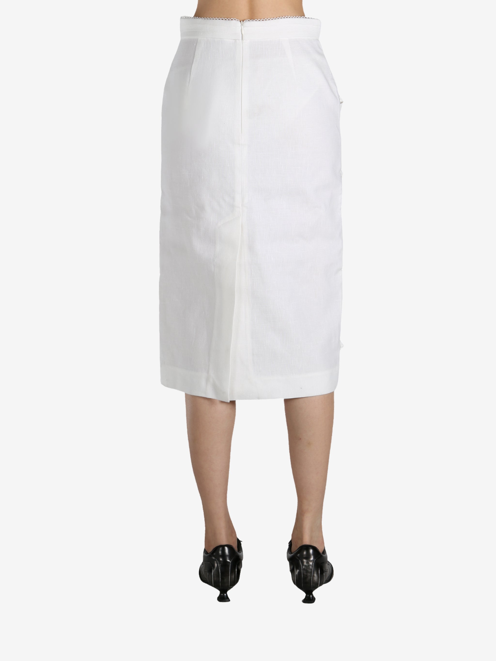 White skirt worn by a person, showing the skirt fit