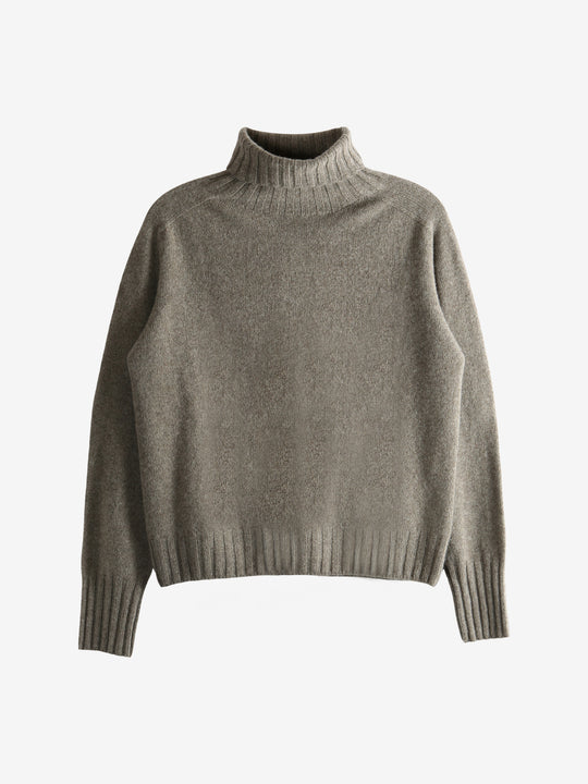 Grey knitwear, front view