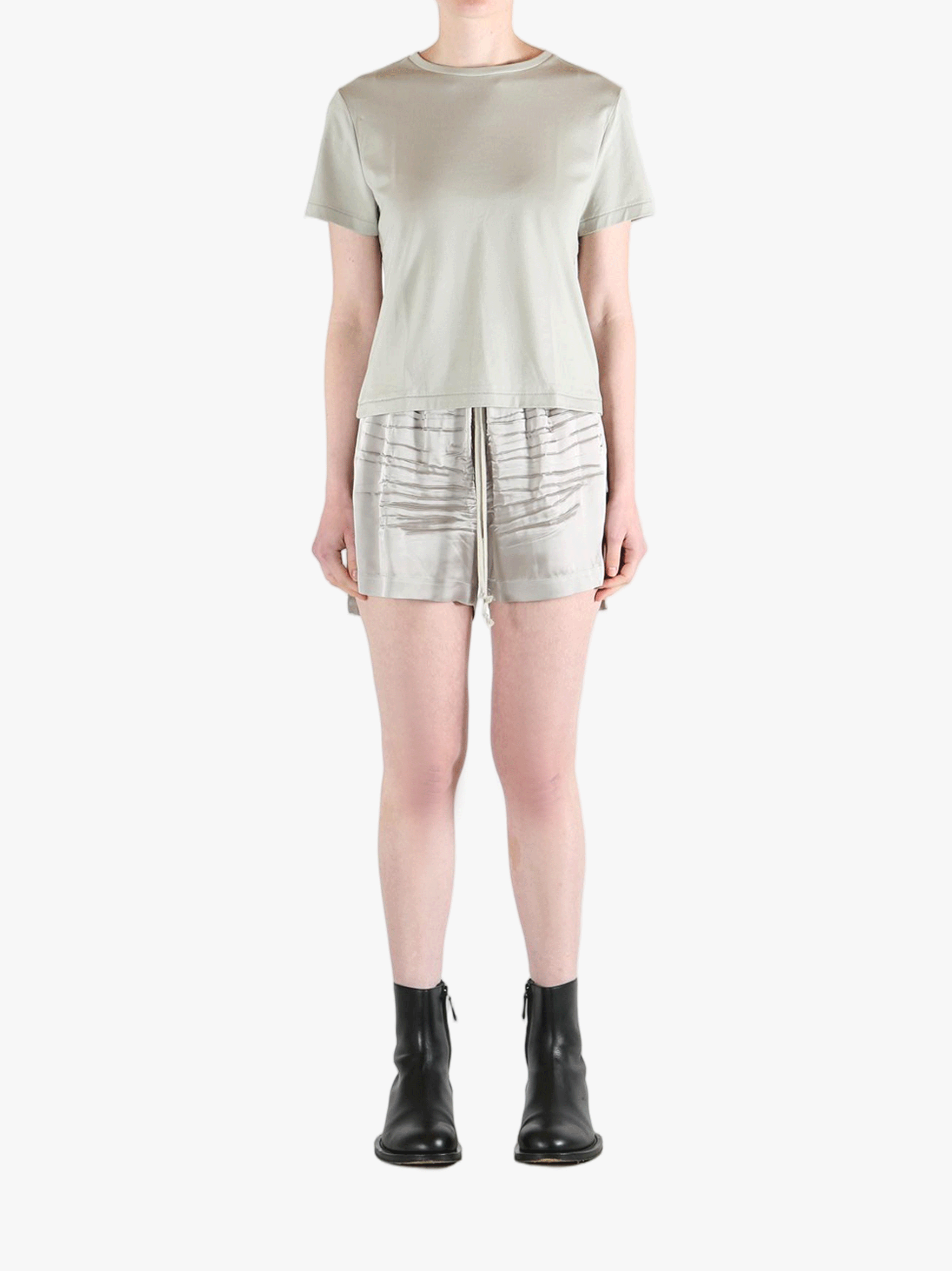 Grey t-shirt,full body view