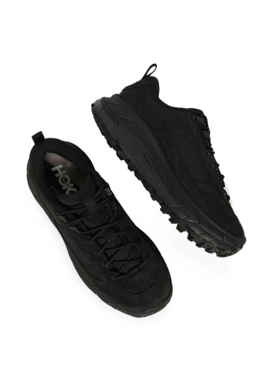 Black shoes, front view