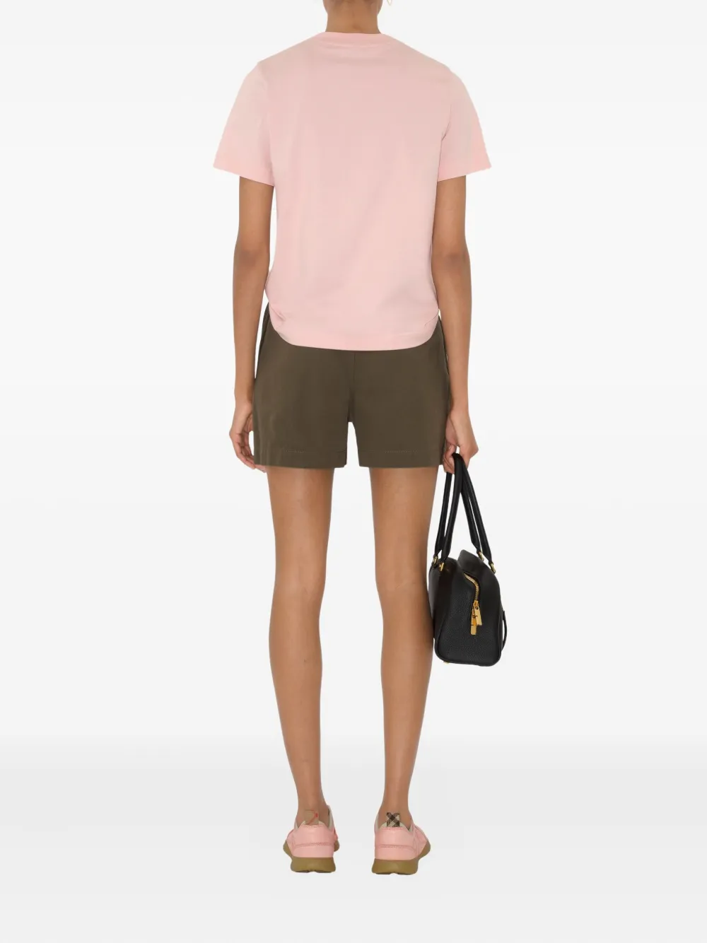 Pink t-shirt,full body view