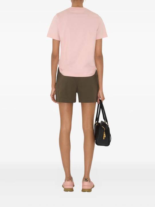 Pink t-shirt,full body view