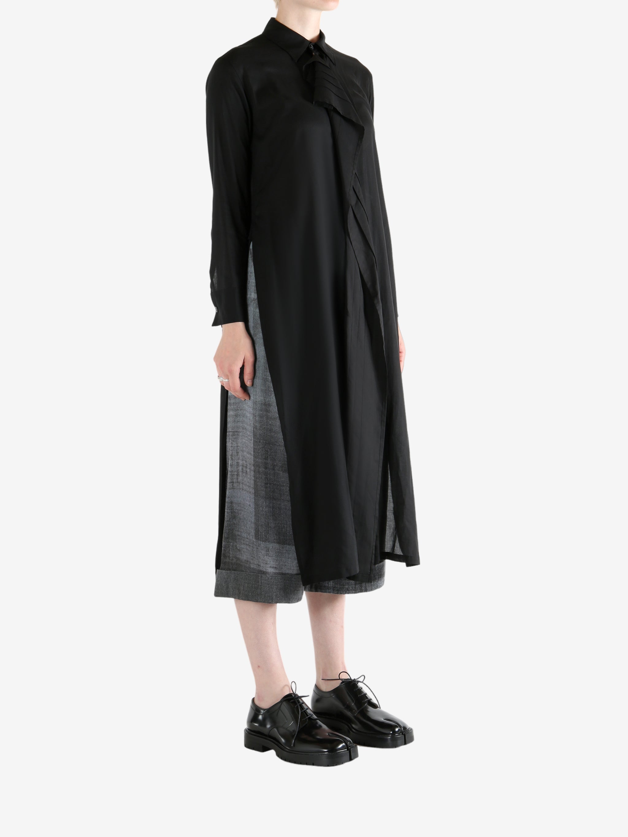 Black dress,full body view