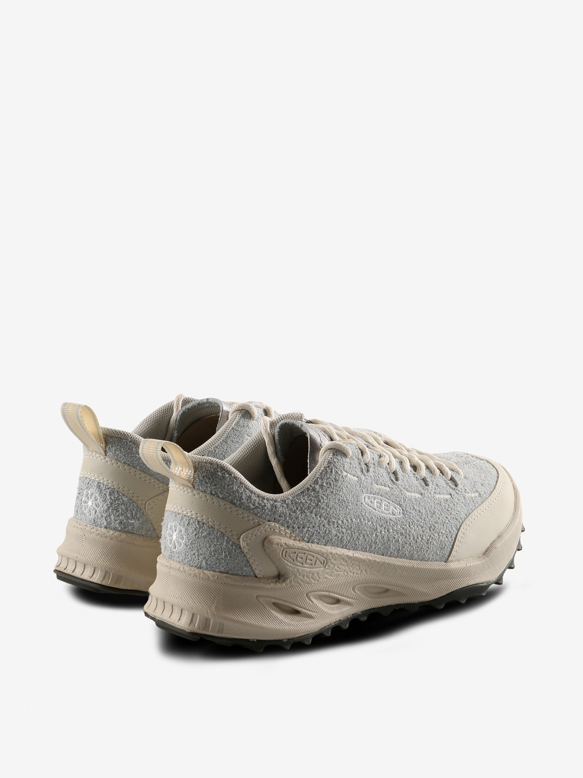  gray sneaker,front view