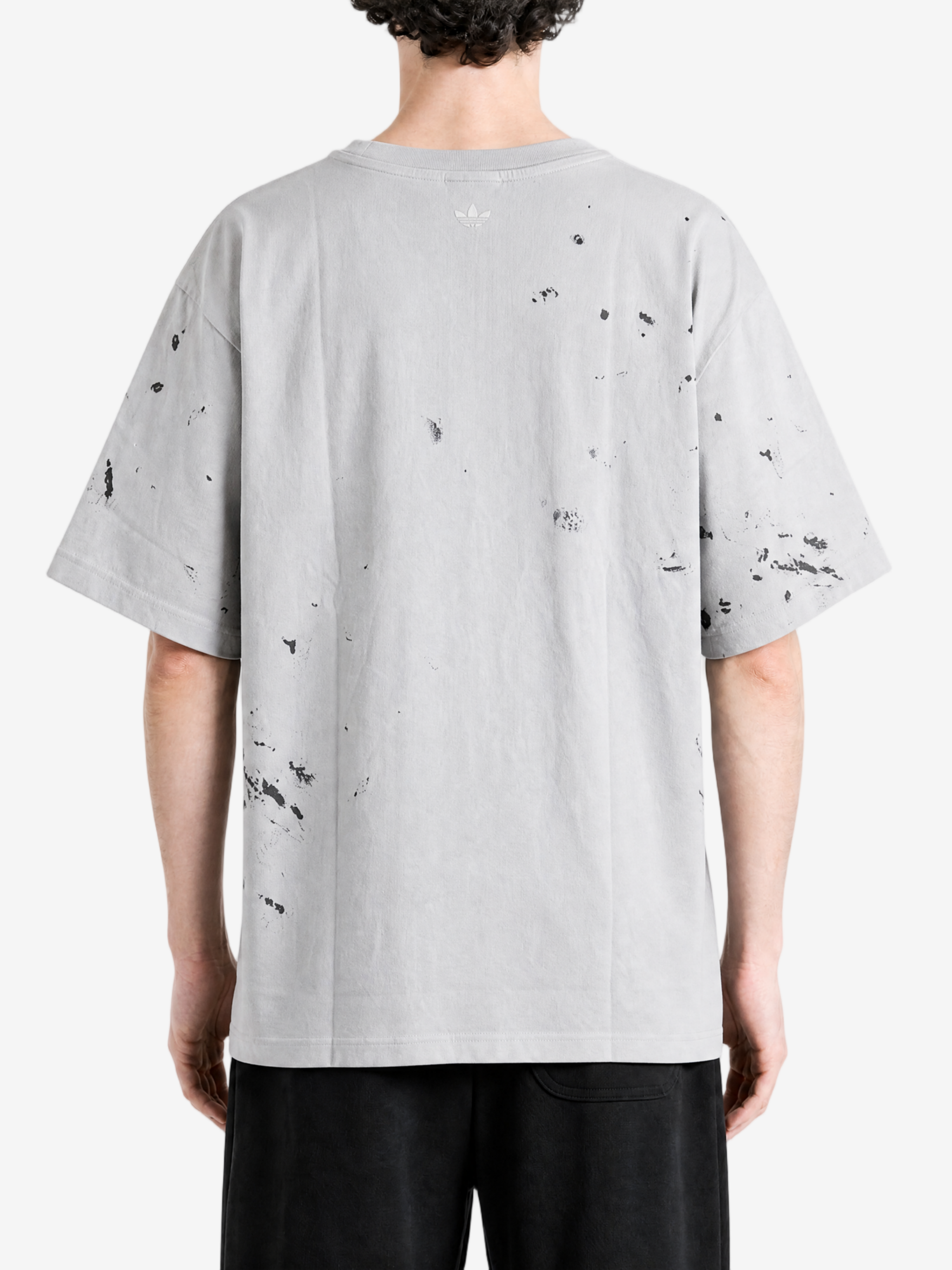 Grey t-shirt, full body view