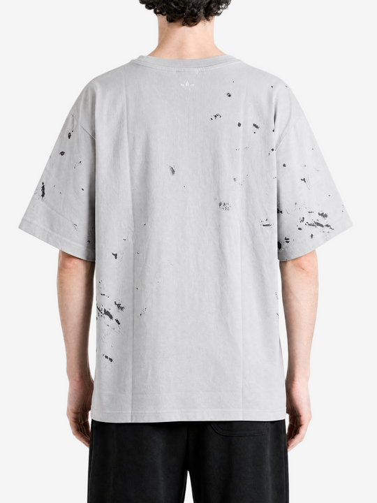 Grey t-shirt, full body view