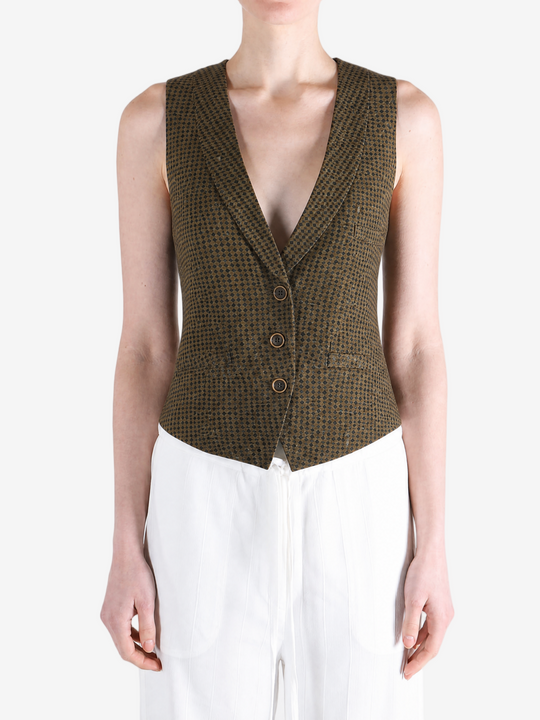 Green tops worn a person,showing the tops fit