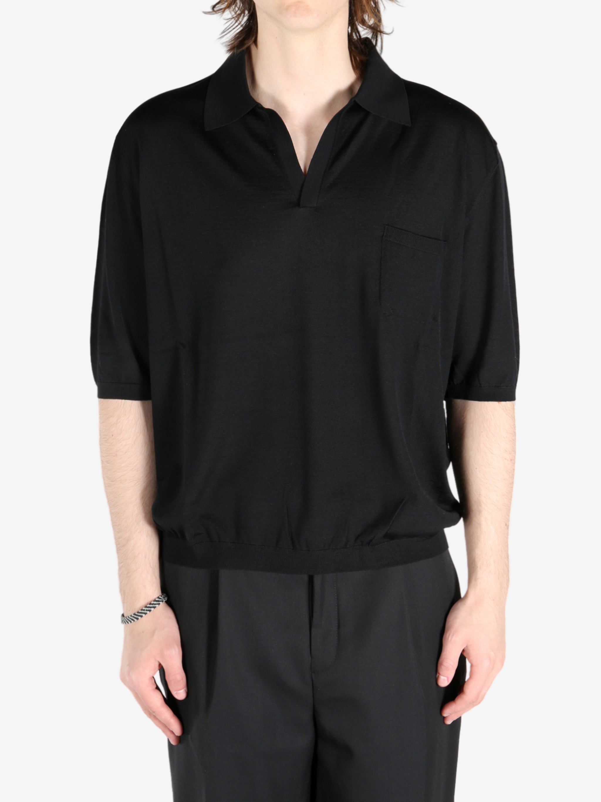 Black T-shirt worn by a person, showing the shirt’s fit