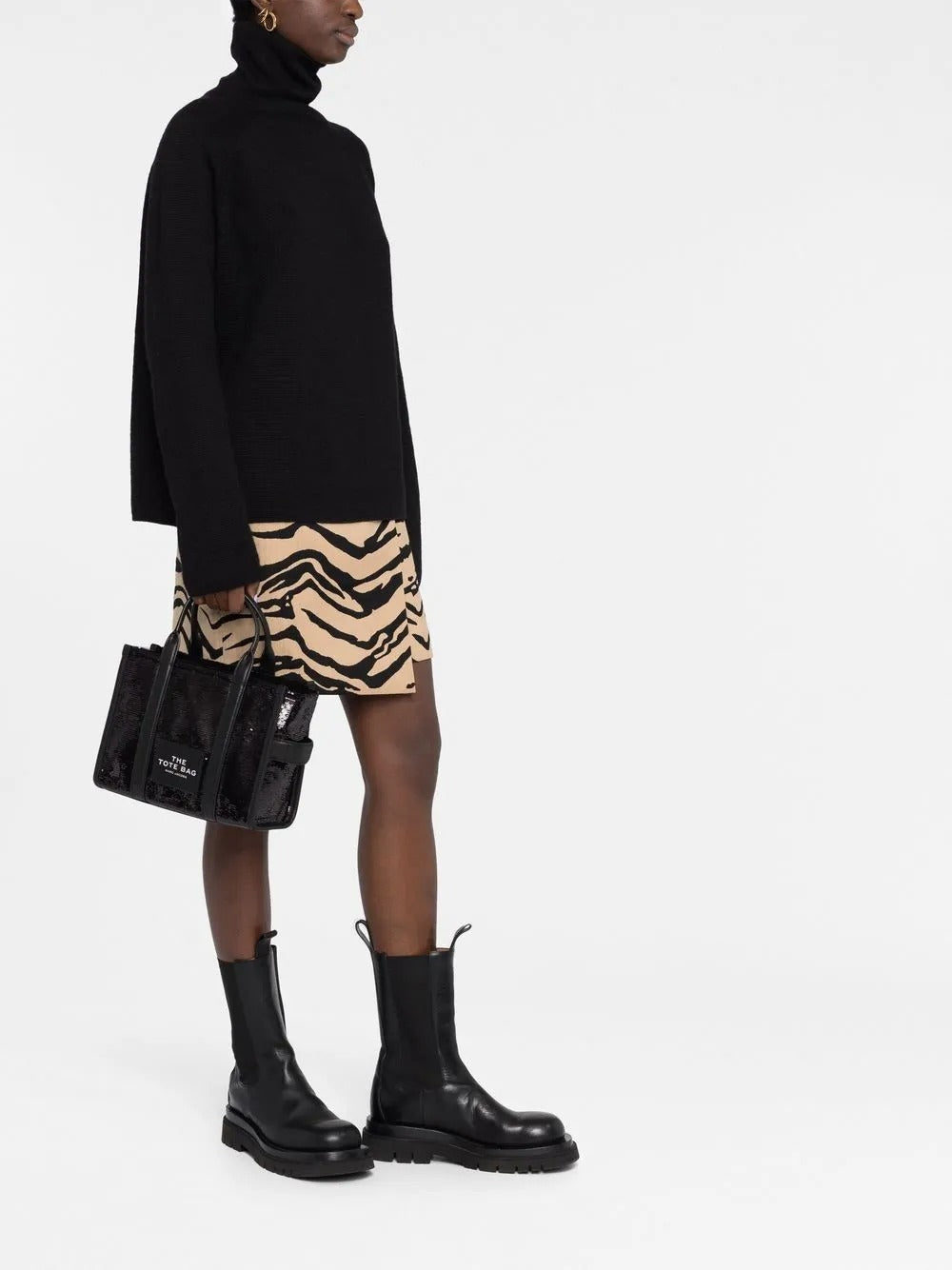 Black bag worn by a person, showing the bag's fit