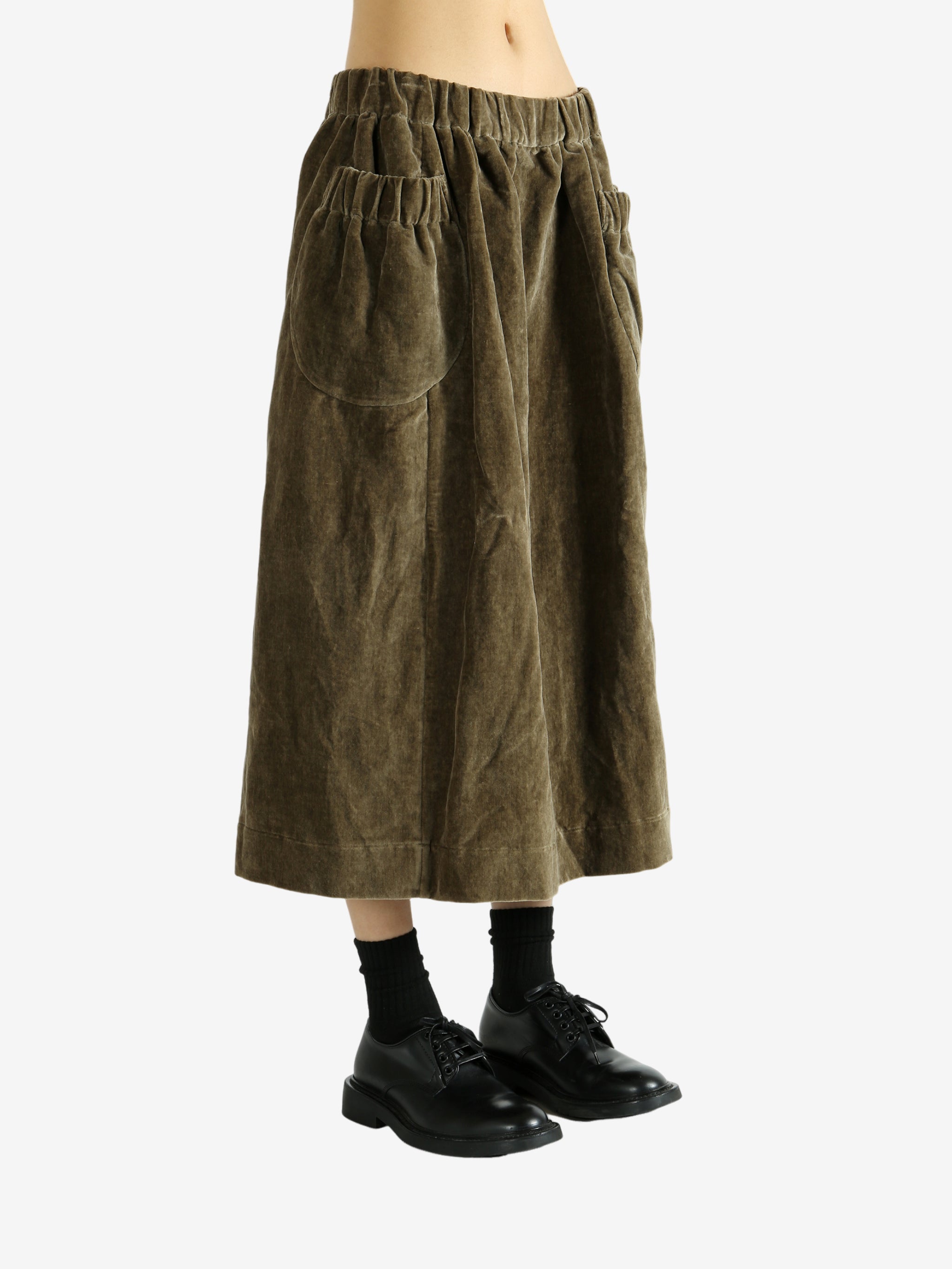 Green skirt worn by a person, showing the skirt's fit