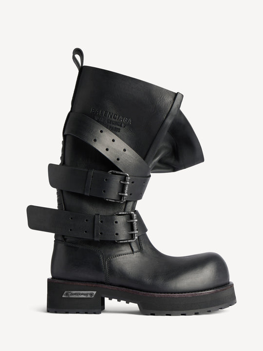Black boot,front view